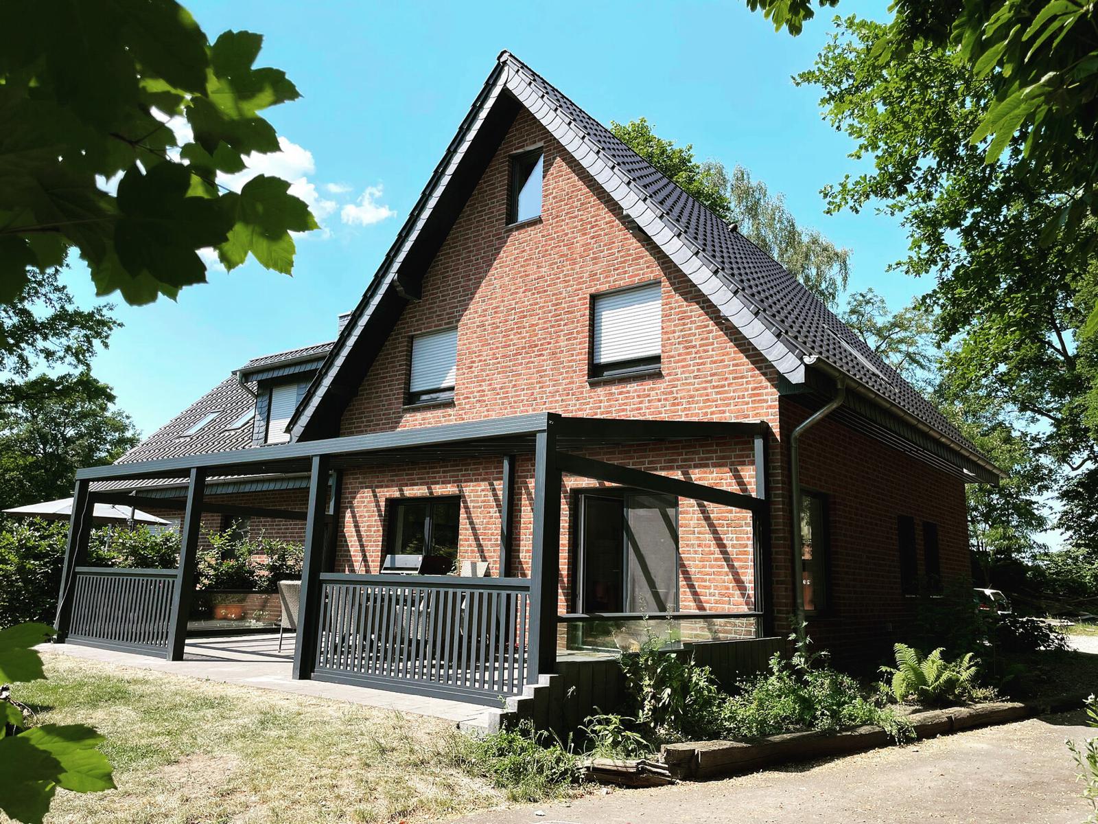 Überdachte Terrasse am Klinkerhaus in Wolfsburg