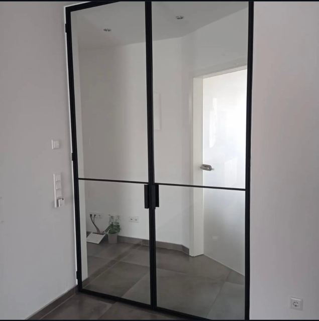 Zweiflügelige Lofttür mit großen Klarglasfeldern